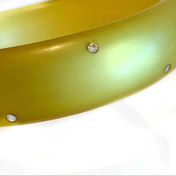 Vtg moon glow gold green lucite bangle bracelet - Picture 7 of 7